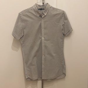 Small fitted short sleeve shirt from 21 Men that is perfect for Spring!